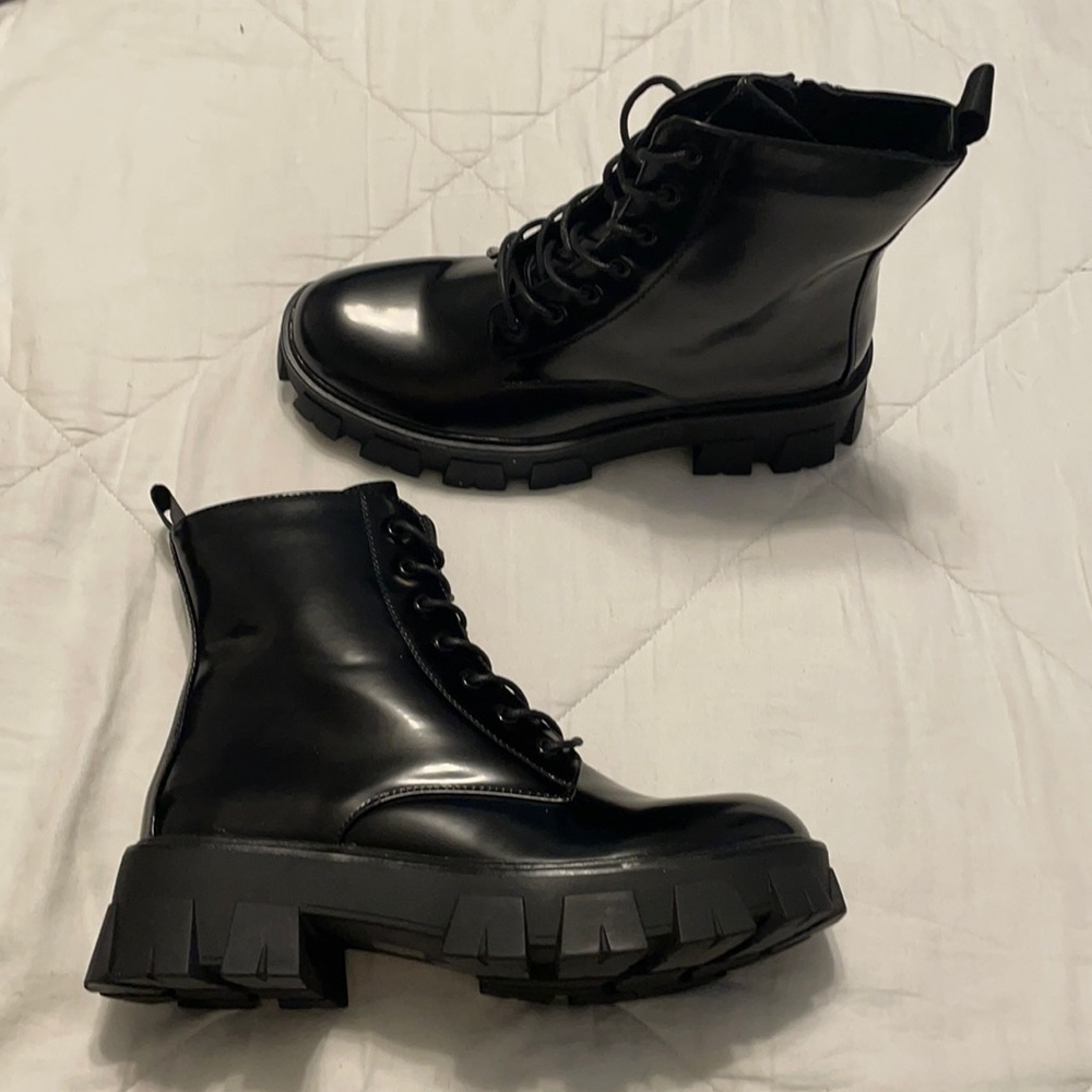 Lace up chunky boot.
